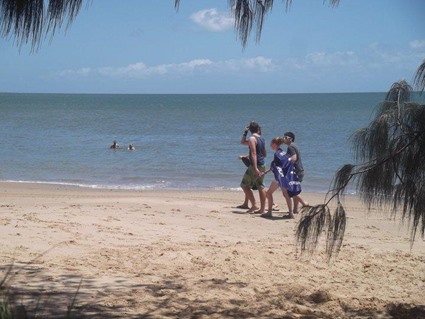 „Australia Day“ zelebrierende Aussies am Strand von Hervey Bay
